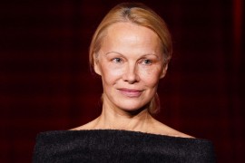 Pamela Anderson postavlja nove trendove, prošetala crvenim tepihom bez ...