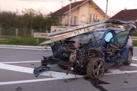 Teška saobraćajka kod Prijedora: Udario u stub pa u znak, motor ispao ...