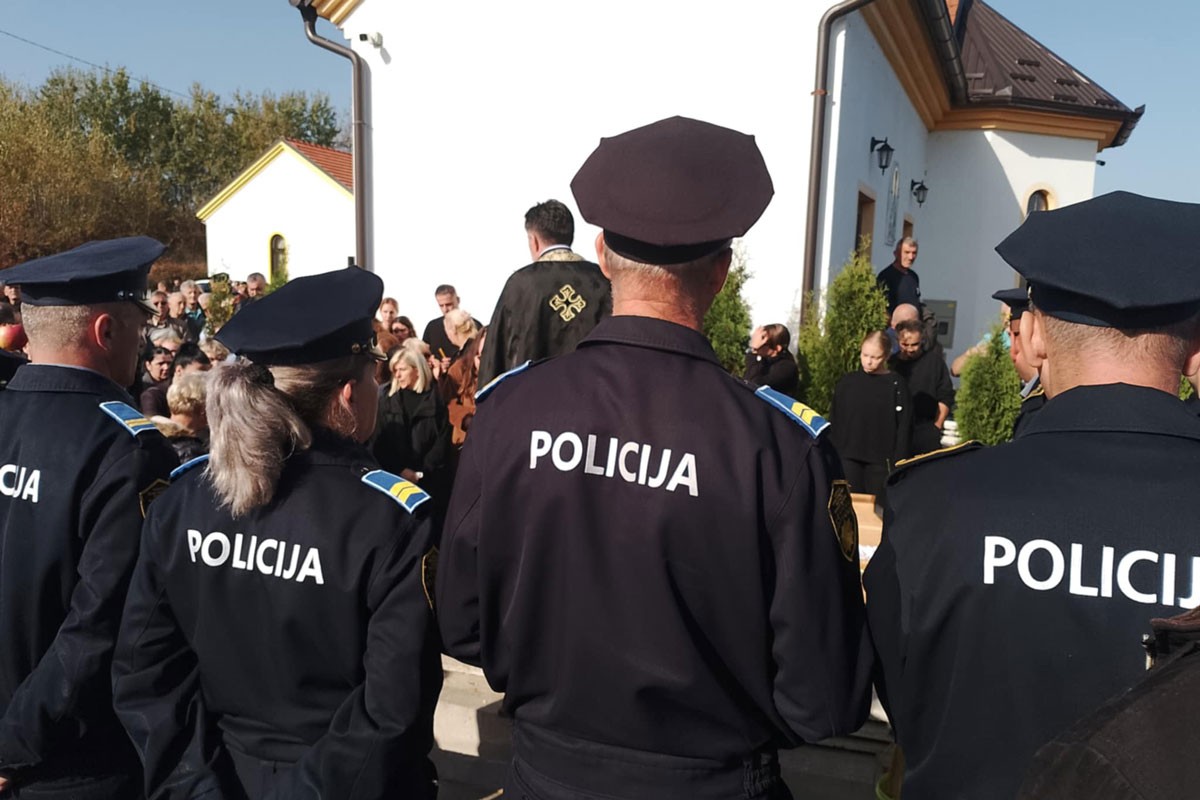 Sahranjen policajac ubijen u krvavom piru maloljetnika (VIDEO)