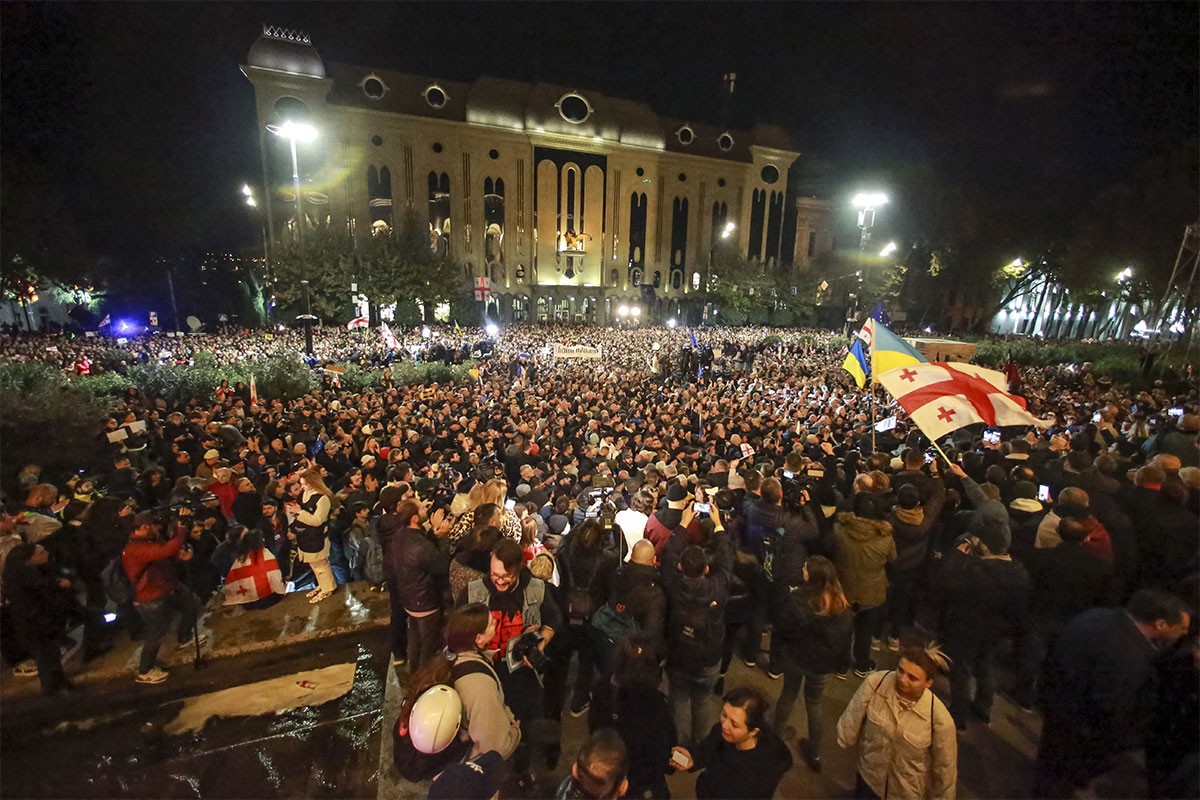 Gruzijci ispred parlamenta zahtijevaju poništavanje parlamentarnih izbora