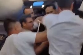 Haos u avionu: Putnik htio da otvori vrata tokom leta, prijetio ...