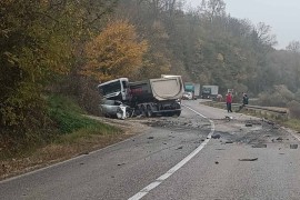 Sudar na putu Prnjavor-Derventa: Poginula jedna osoba, obustavljen ...