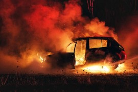 Auto sletio s ceste i izgorio, poginula jedna osoba