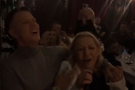 Relja Popović u transu na nastupu Vesne Zmijanac (VIDEO)
