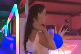Obožavalac izvukao ekstenziju iz kose Keti Peri i uokvirio je (VIDEO)