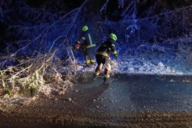 Banjalučki vatrogasci zbog snijega imali pune ruke posla (FOTO)