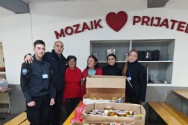 Policajci doručak podijelili s korisnicima javne kuhinje