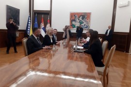 Razgovarali Cvijanovićeva i Vučić, dočekao je sa buketom ruža