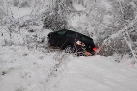 Automobil završio u kanalu kod Ribnika