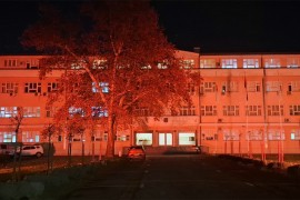 Zgrada Gradske uprave osvijetljena u narandžasto