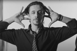 Poslušajte kako Baretov hit "Teške boje" zvuči na francuskom (VIDEO)