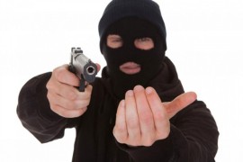 Naoružan razbojnik prijeteći oružjem opljačkao prodavnicu