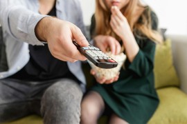 Državna televizija u BiH kažnjena zbog prikazivanja muških ...