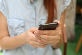 Šta način držanja telefona i kucanja poruke govori o vama?