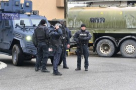 Specijalci naoružani dugim cijevima na ulicama Sjeverne Mitrovice ...