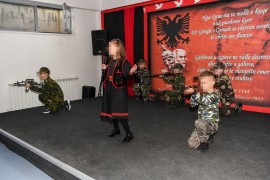 Albanci natjerali djecu da nose puške i uniforme u školskoj predstavi