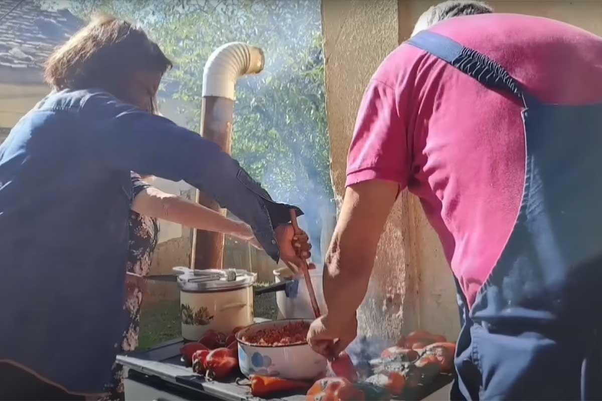 Srpska snajka iz plemena Zulu pokazala kako se pravi ajvar (VIDEO)
