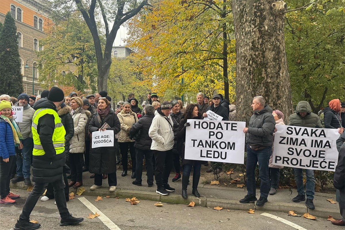 Protest ispred Vlade: Grijemo se pod dekama, a plaćamo račune