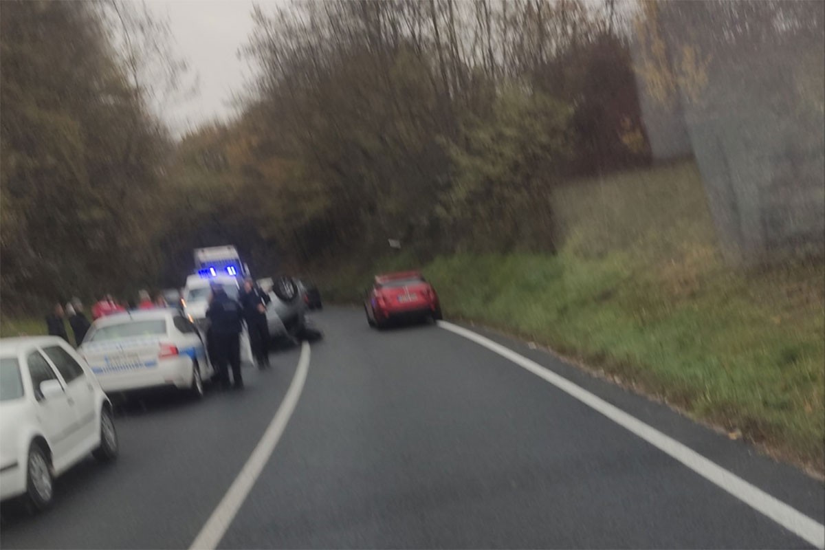 Udes kod Banjaluke, vozilo završilo na krovu