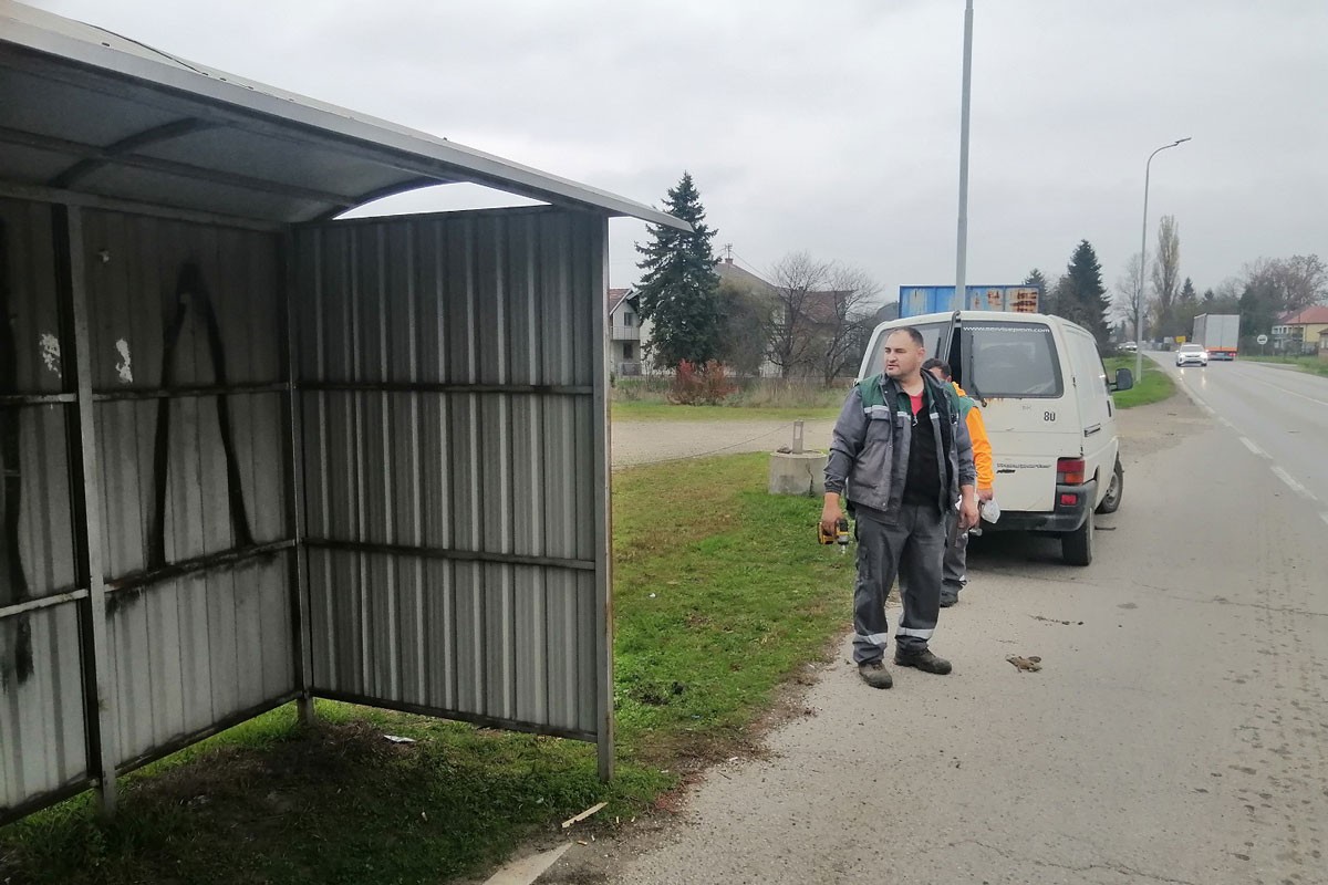 Gradiški komunalci popravljaju nadstrešnice i orezuju stabla