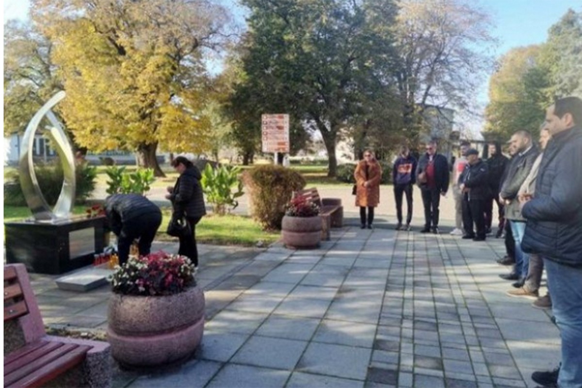 Služen pomen za stradale u požaru u Domu kulture Gradiška