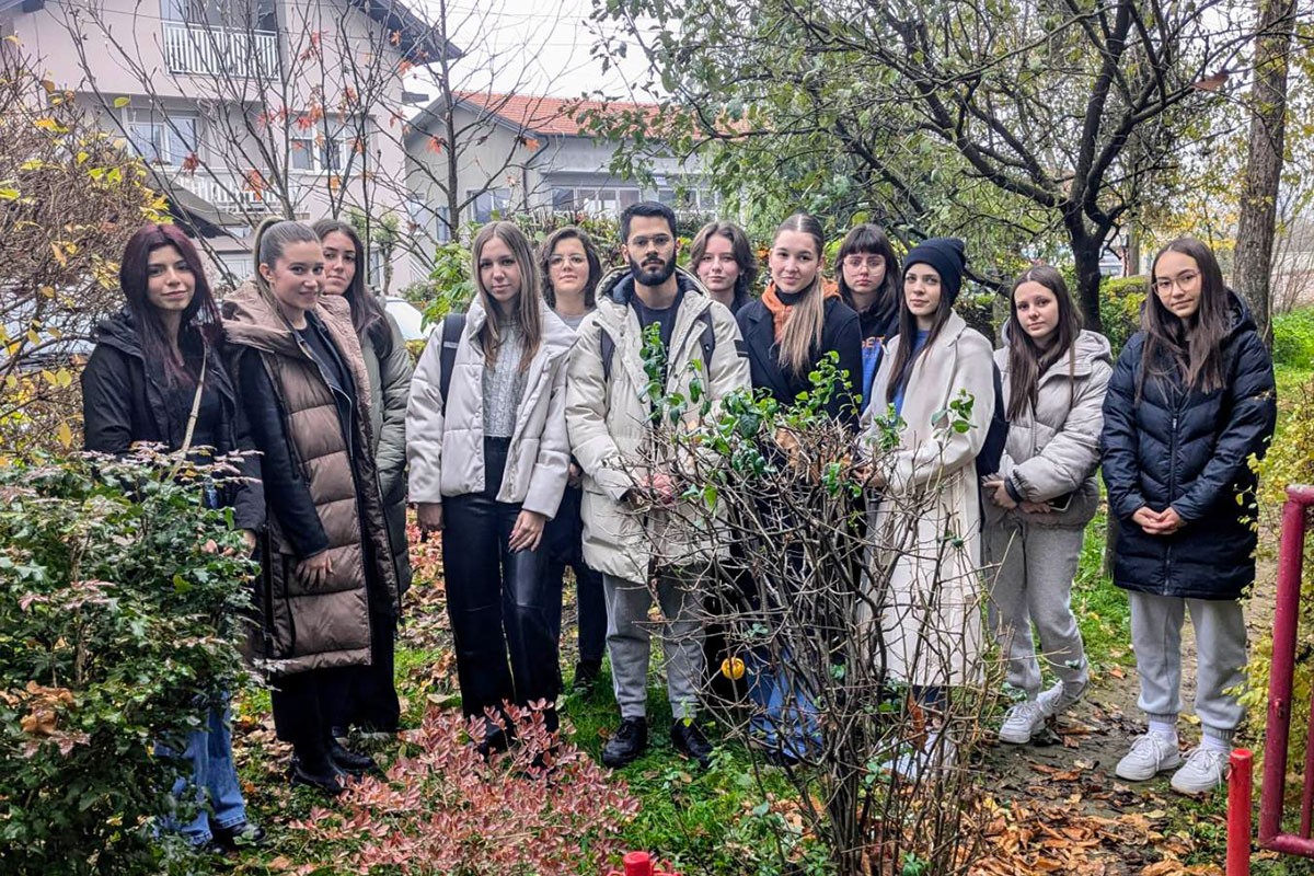 Gimnazijalci posadili "Drvo prijateljstva" za druga koji ih je prerano napustio