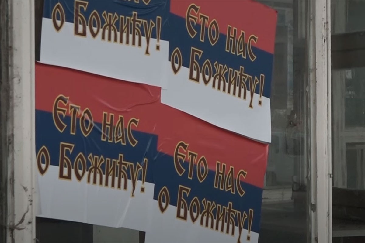 Sjever Kosova oblijepljen plakatima: "Eto nas o Božiću"