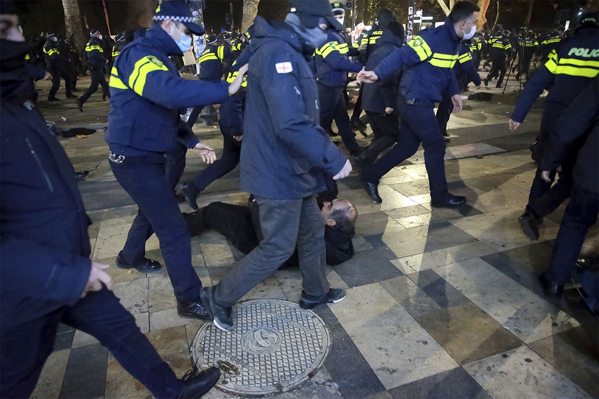 Privedeno 16 demonstranata u Tbilisiju