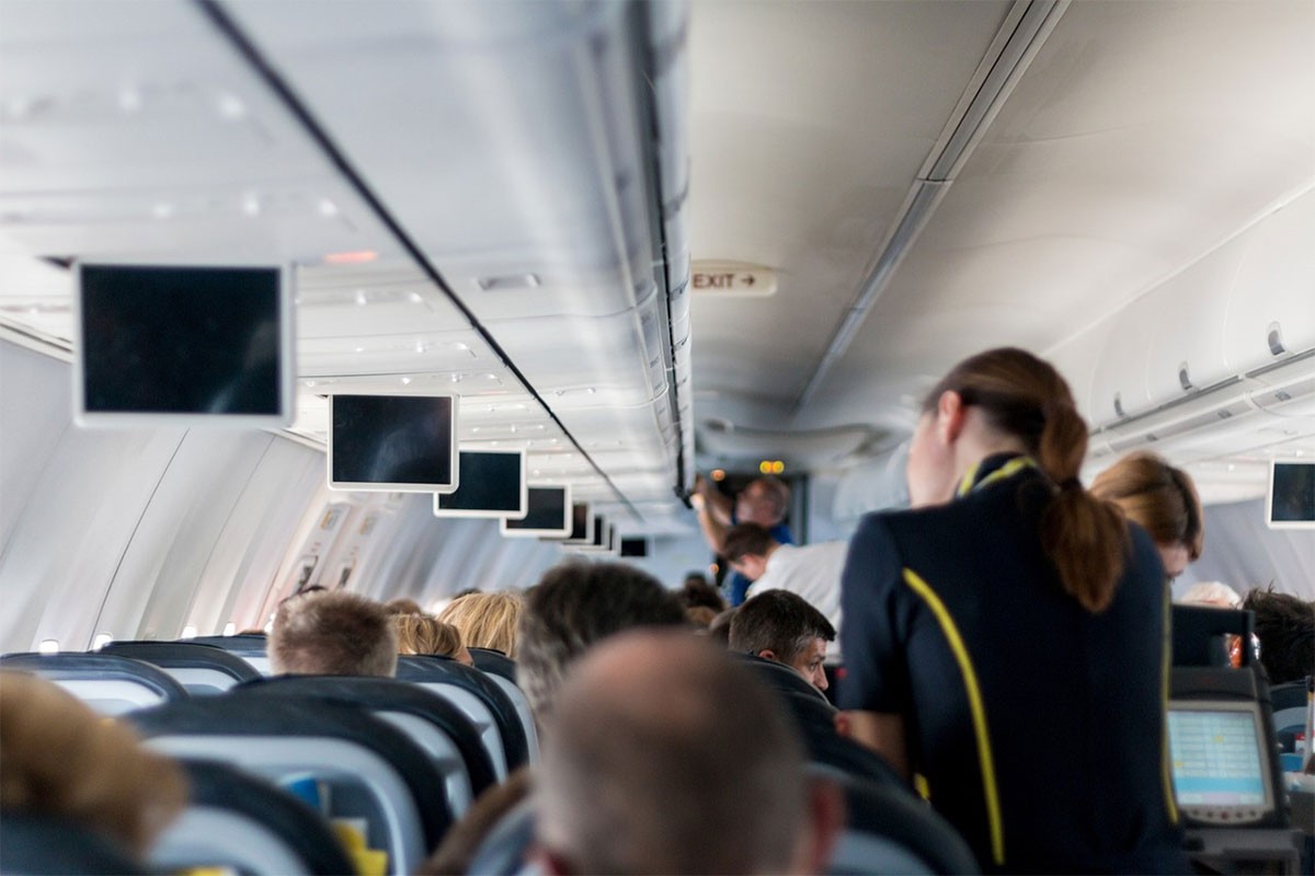 Stjuardesa pokušala da unese napunjen pištolj u avion