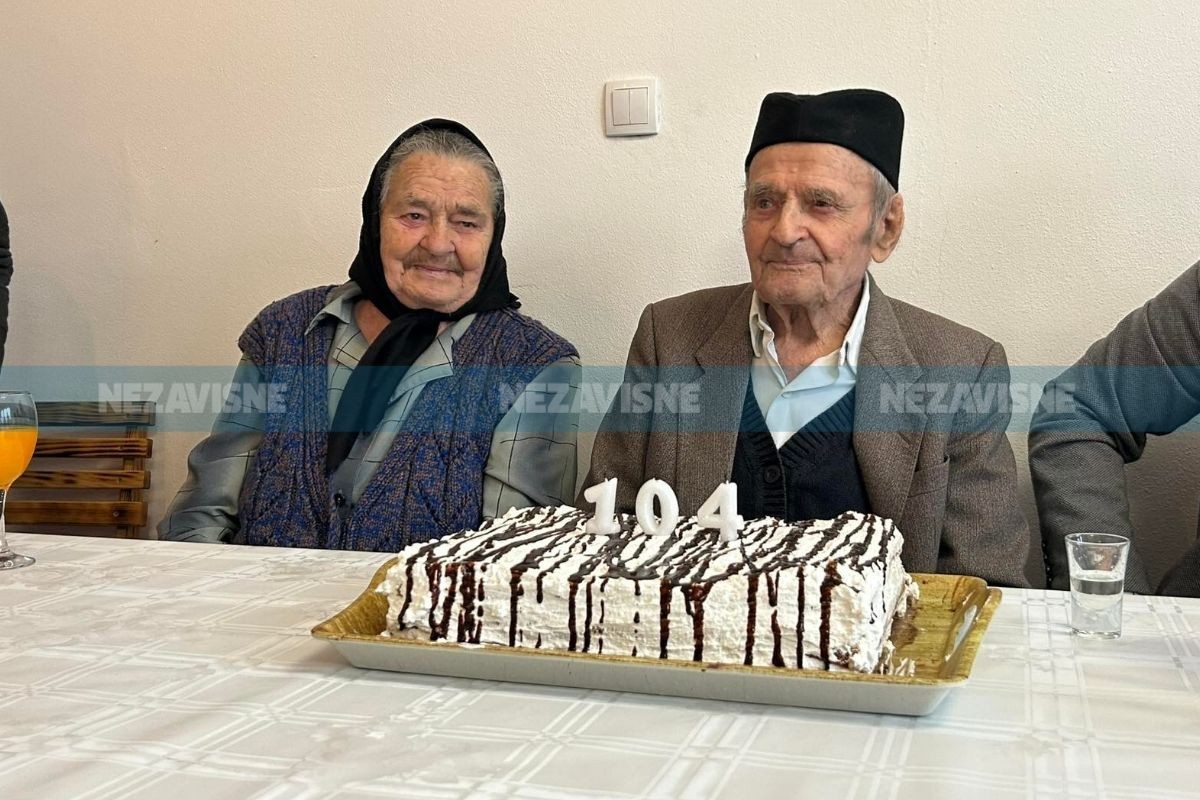 Djed Milovan iz Banjaluke uz pjesmu i rakiju proslavio 104. rođendan (FOTO, VIDEO)