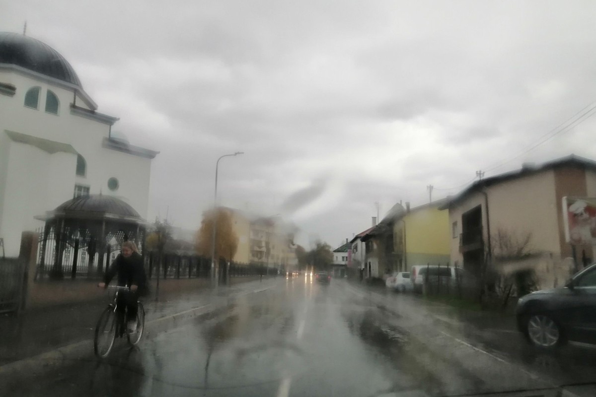 Jak vjetar i kiša u Gradišci, temperatura za sat vremena pala 10 stepeni (VIDEO)