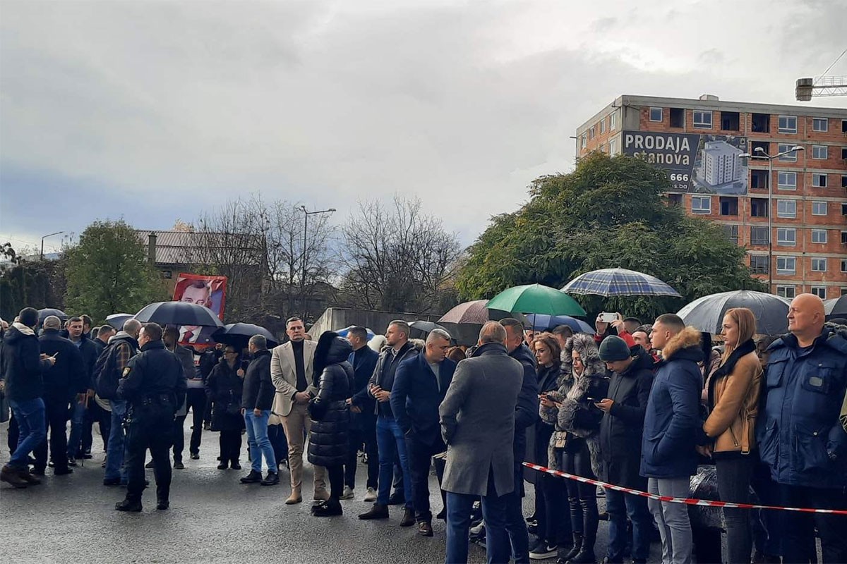 Velika podrška Dodiku i Lukiću ispred Suda BiH