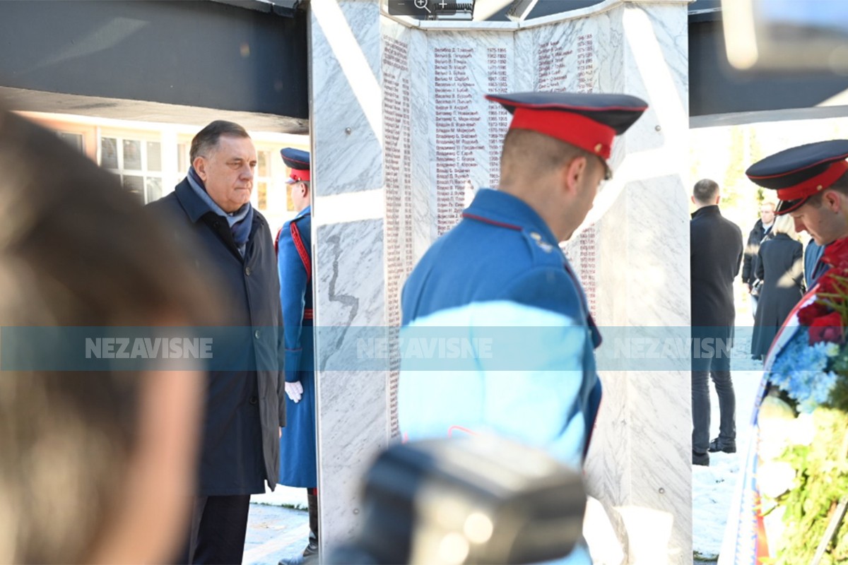 Vulin i Dodik zajedno položili vijence pripadnicima MUP-a RS