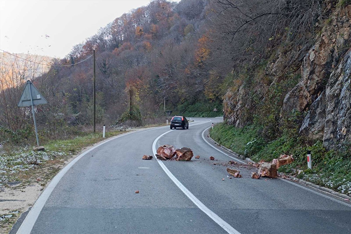 Stijene se obrušile na put Banjaluka - Mrkonjić Grad