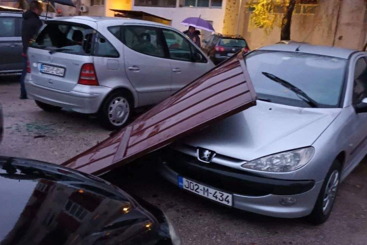 Olujno nevrijeme napravilo haos u Bihaću: Oštećena vozila, raskrivene kuće