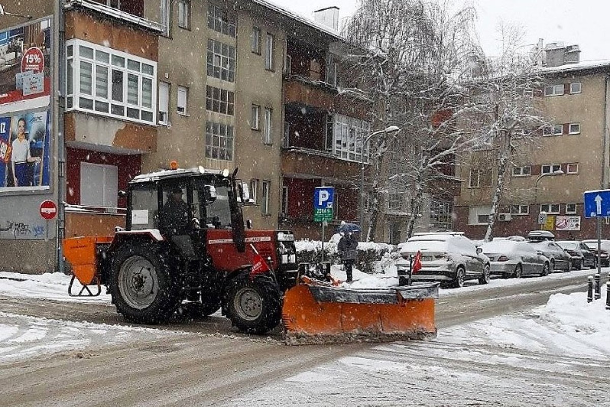 U Banjaluci pada jak snijeg, upućen apel vozačima