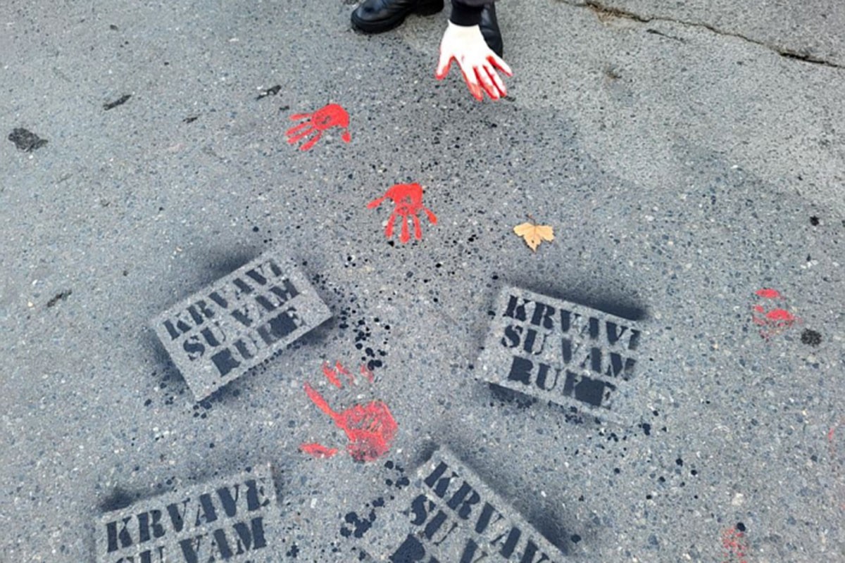 Protest u Novom Sadu: Učesnici gađani jajima (FOTO, VIDEO)