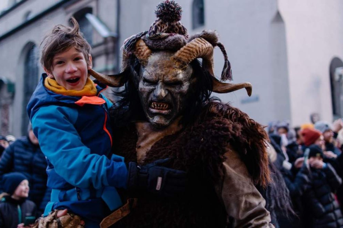 On je suprotnost Svetom Nikoli: I voli da plaši djecu (VIDEO)