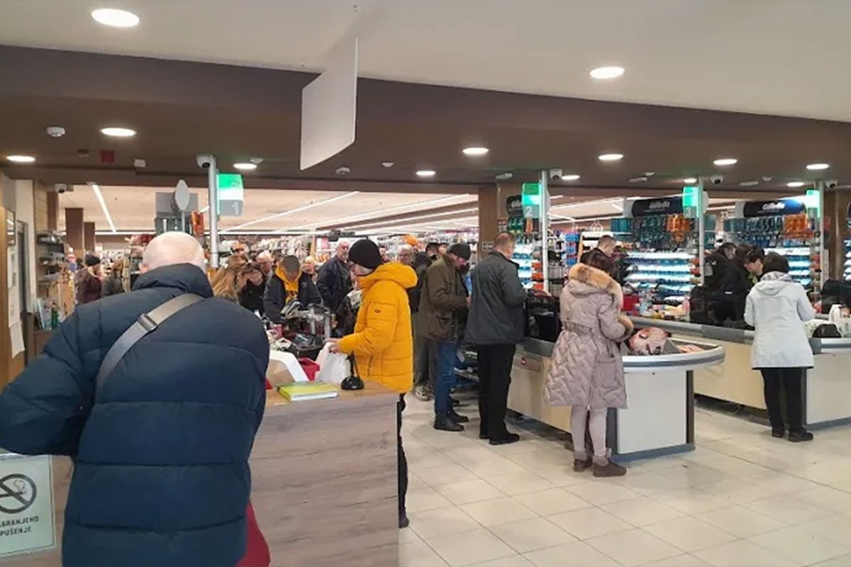 Sarajlije “okupirale” Lukavicu, trgovci imaju pune ruke posla (FOTO)