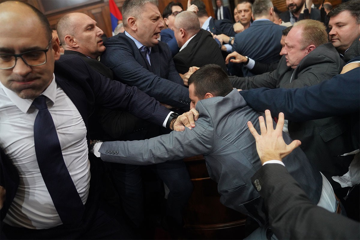 Prekinuta sjednica Skupštine Srbije nakon tuče poslanika
