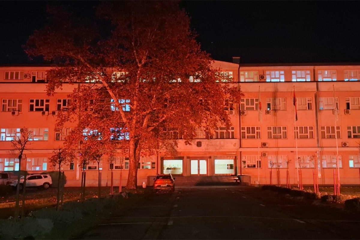 Zgrada Gradske uprave osvijetljena u narandžasto