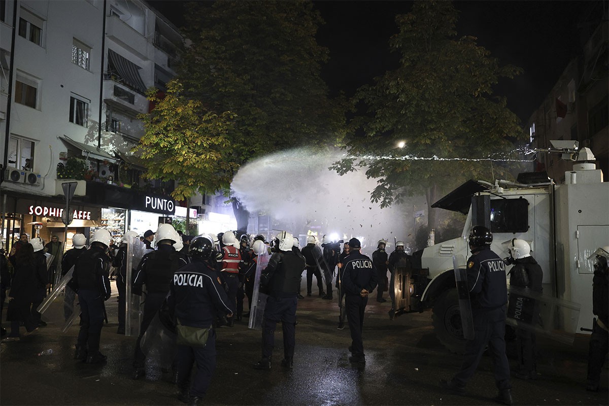 Protest opozicije u Tirani: Policija koristila vodene topove i suzavac