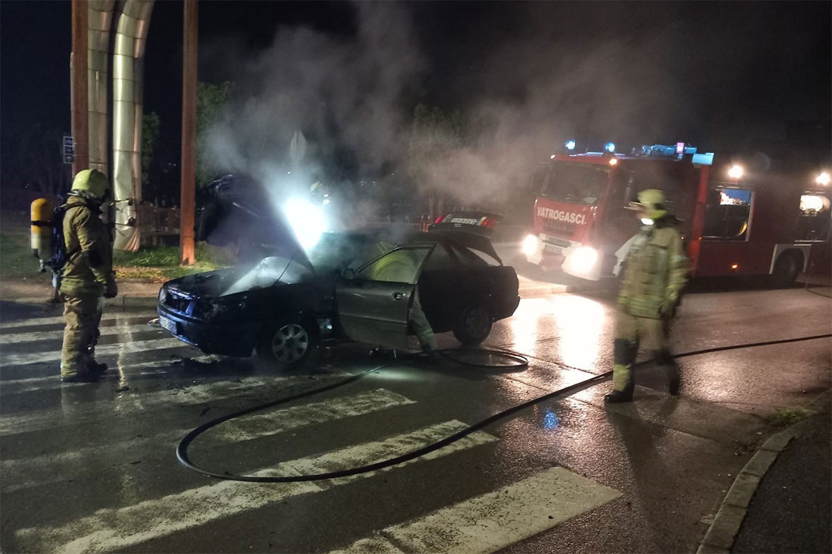 Zapalio se auto tokom vožnje u Prijedoru (FOTO, VIDEO)