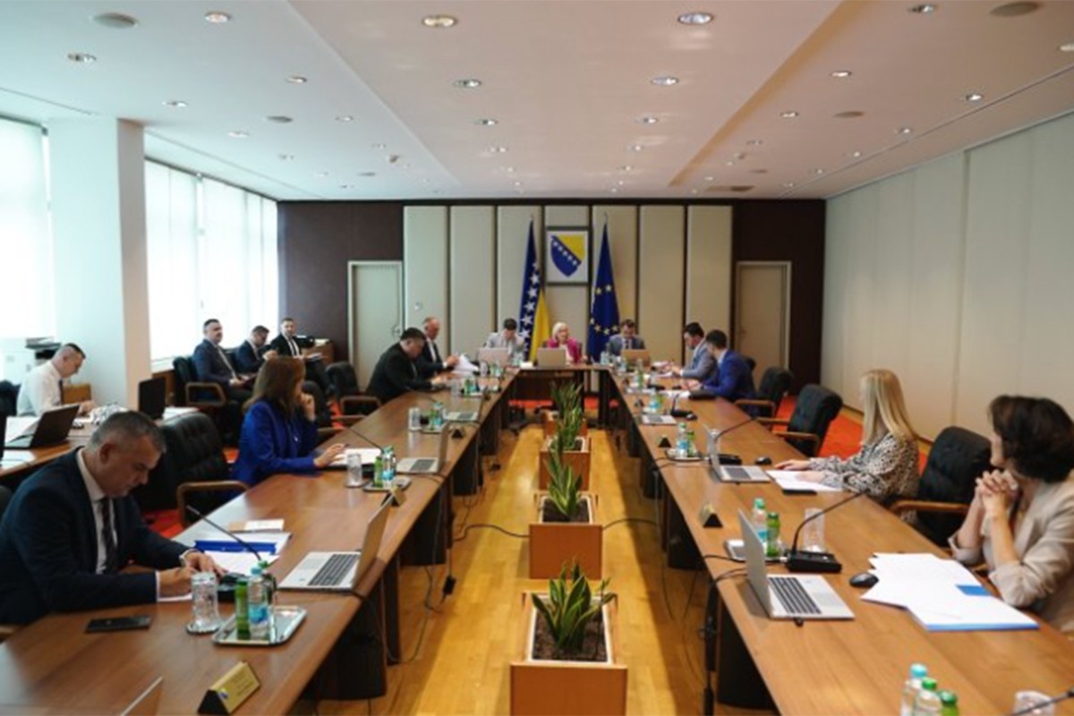 Srpski ministri napustili sjednicu jer je Krišto čitala nametnutu Šmitovu odluku