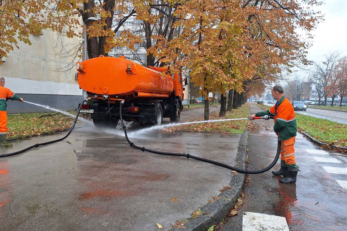 Nakon prikupljanja lišća počelo pranje ulica u Banjaluci