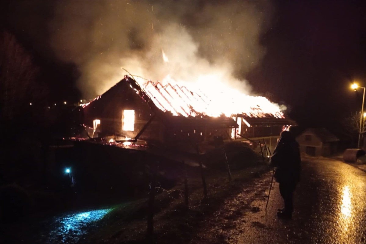 Veliki požar u Ribniku, vatru gasili i banjalučki vatrogasci (VIDEO, FOTO)