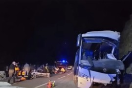 Tragedija kod skijališta u Francuskoj: Autobus se zabio u liticu ...