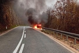 Auto potpuno izgorio (FOTO)