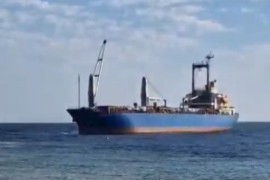Veliki teretni brod tone u Crvenom moru (VIDEO)