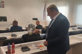 Neviđeno u BiH: Odbornik "okadio" skupštinu (VIDEO)
